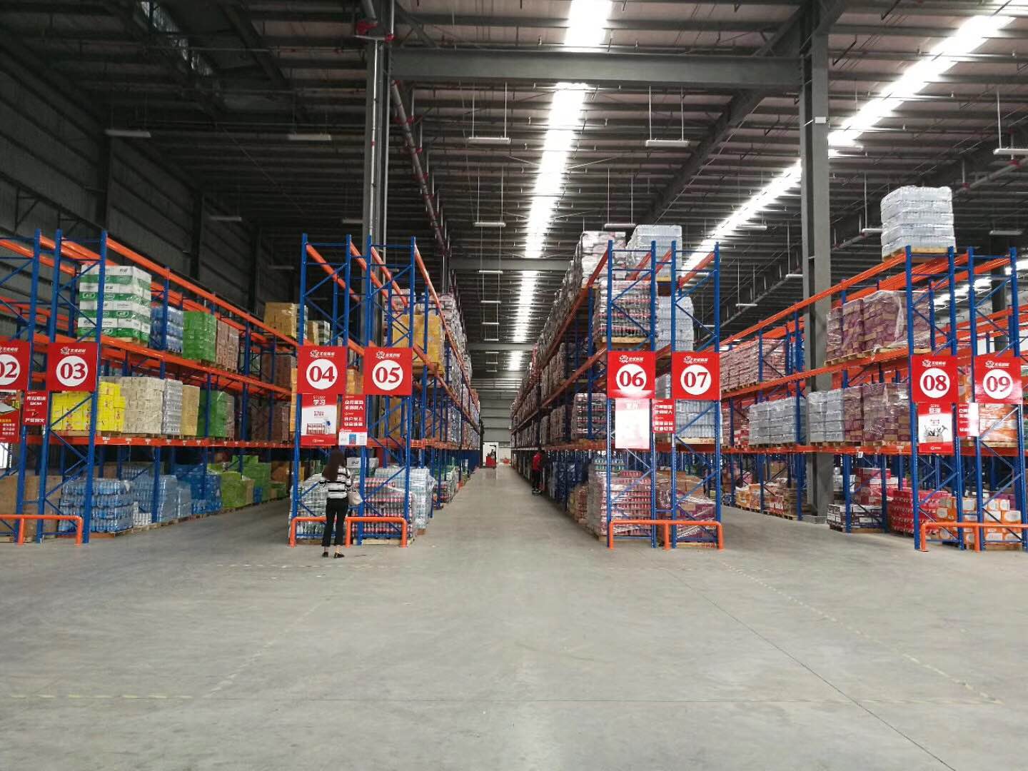 How do I determine the right size and capacity for my selective pallet racks?